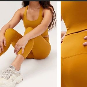 Girlfriend Collective saddle work out set